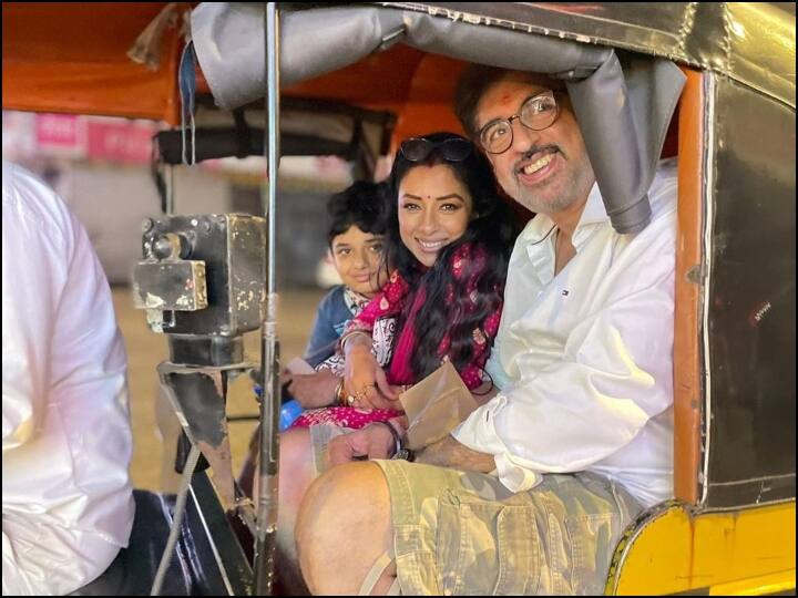 Famous Tv Actress Rupali Ganguly Share a Video to enjoy the Auto Rikshaw Ride with Family कार छोड़ Rupali Ganguly ने लिया फैमिली के साथ ऑटो रिक्शा की सवारी का मजा, वीडियो हुआ वायरल