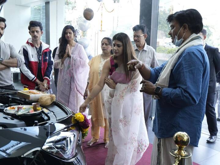 హమీదా కొత్త కారులో రవి, కుటుంబంతో కలిసి షికార్లు కూడా చేసింది. Image Credit: Hamida /Instagram