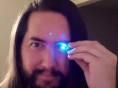 Viral Video : कॅन्सरमुळे गमावला उजवा डोळा, हार न मानता डोळ्यात बसवली फ्लॅशलाइट, बनला टर्मिनेटर!