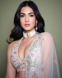 Sonal Chauhan: ਸੋਨਲ ਚੌਹਾਨ ਨੇ ਰਿਵਾਇਤੀ ਅੰਦਾਜ਼ 'ਚ ਦਿਖਾਈ ਬੋਲਡ ਲੁੱਕ, ਨੇਟੀਜ਼ਨ ਨੇ ਕਿਹਾ- ਅਸ਼ਲੀਲਤਾ ਨਾ ਫੈਲਾਓ...