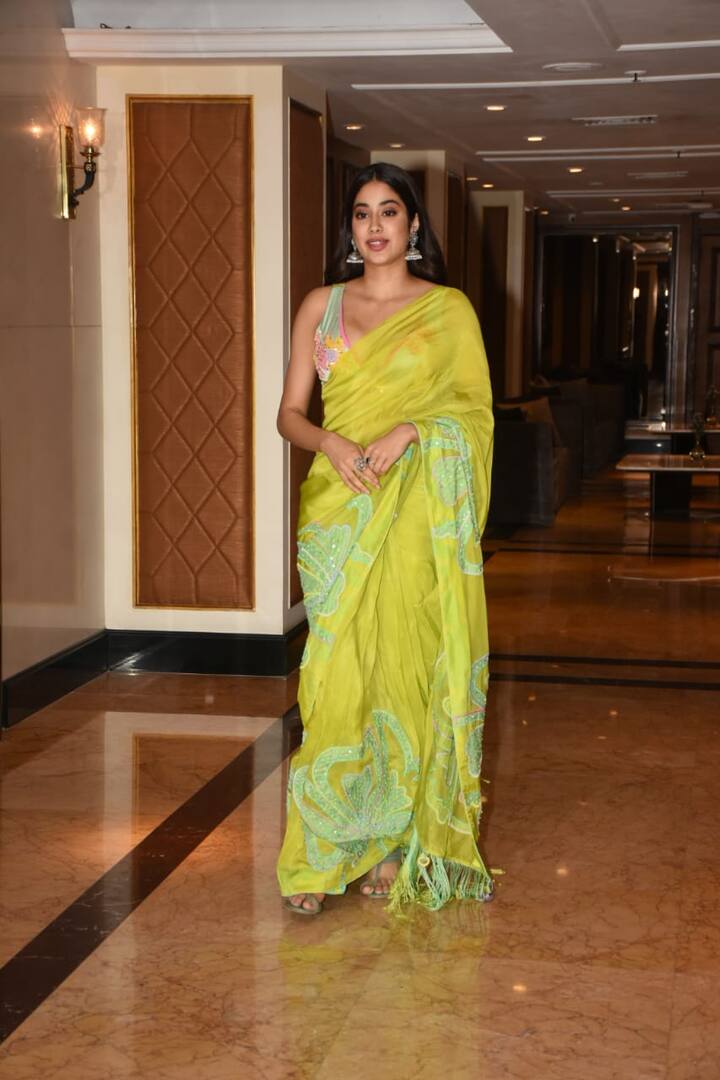 మోడ్రన్ డ్రస్సుల్లోనే కాదు, చీరలోనూ చక్కగా ఉందంటున్నారు నెటిజన్లు.