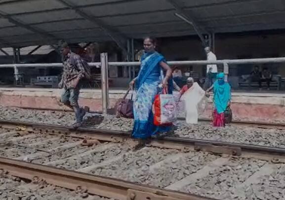 Pune and Mumbai bound trains platform changed in miraj latest marathi news update Pune News : मुंबई, पुण्याकडे जाणाऱ्या गाड्यांचा प्लॅटफॉर्म बदलला;  निरा स्थानकावर प्रवाशांचे हाल