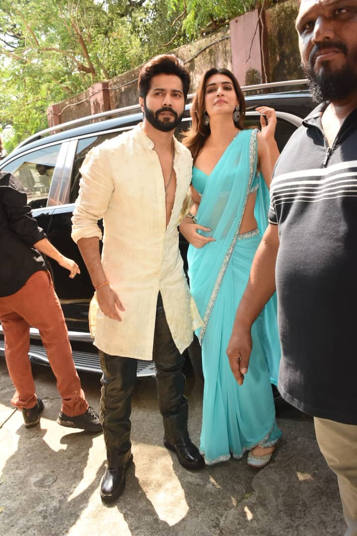 इवेंट में ब्लैक लेदर पैंट के साथ वरुण धवन बेज शेरवानी में नजर आए. वहीं कृति सेनन ने अपने ट्रेडिशनल लुक से फैंस को घायल कर दिया.