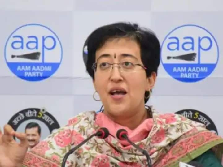 AAP MLA Atishi demonstrated from the garbage heap of Govindpuri make a Poster against BJP and Chant Against MCD ANN Atishi Marlena: दिल्ली में कूड़े पर सियासत जारी, AAP विधायक आतिशी बोलीं- 'MCD नया लैंडफिल बना रहा है'