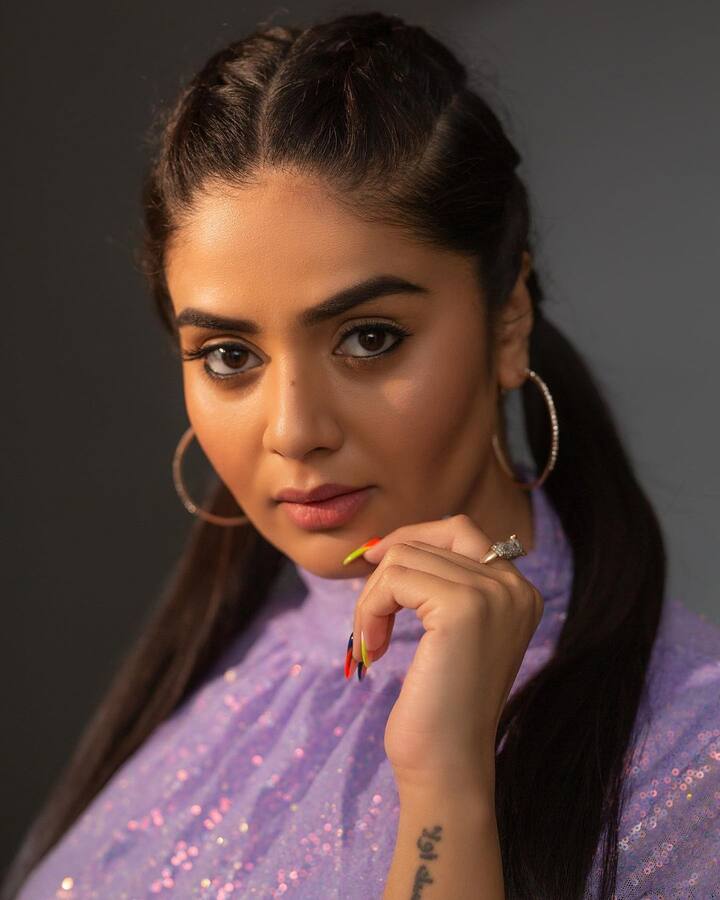 పలు టివి ప్రోగ్రాం లలో యాంకర్ గా శ్రీ ముఖి.Photo Credit@Sreemukhi/instagram