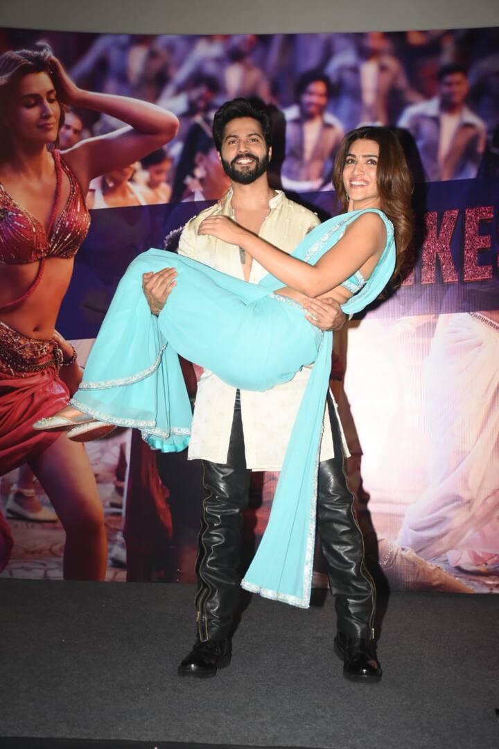 सॉन्ग लॉन्च में वरुण धवन और कृति सेनन ने खूब धमाल मचाया. वरुण ने कृति को अपनी गोद में भी उठा लिया.