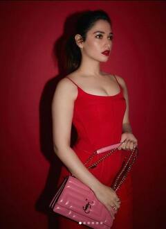 Tamannaah Bhatia: ਤਮੰਨਾ ਭਾਟੀਆ ਨੇ ਕੋਰਸੇਟ ਇੰਸਪਾਇਰਡ ਟਾਪ ਅਤੇ ਟਰਾਊਜ਼ਰ 'ਚ ਦਿੱਤੇ ਅਜਿਹੇ ਹੌਟ ਪੋਜ਼, ਦੇਖੋ ਉਨ੍ਹਾਂ ਦਾ ਰੈੱਡ ਹੌਟ ਲੁੱਕ