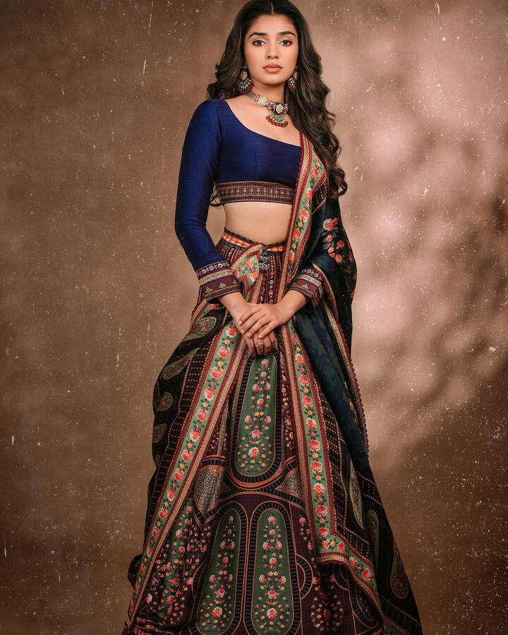 అందం, అభినయంతో సినీ జనాలను ఎంతో ఆకట్టుకుంది. Photo Credit: Krithi Shetty/Instagram