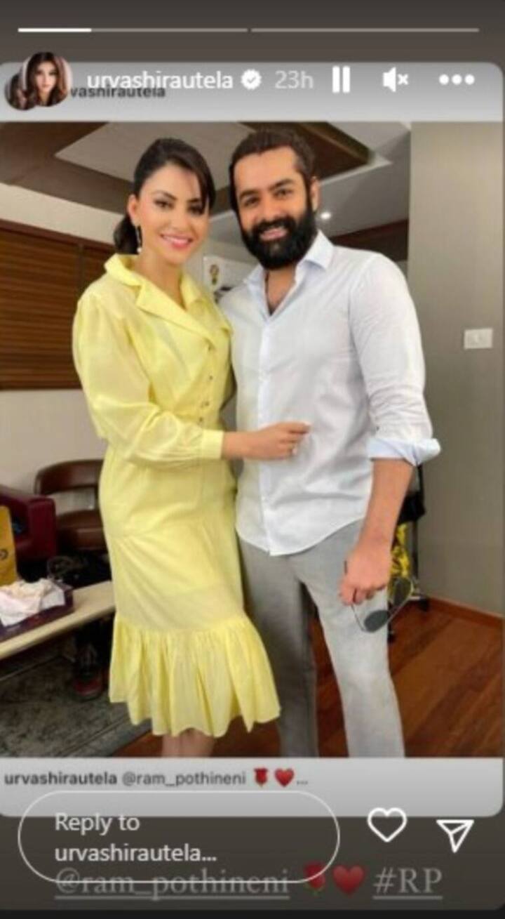 उर्वशी रौतेला ने राम के साथ तस्वीर पेश करते हुए कैप्शन में लिखा - #आरपी... साथ ही रोज और हार्ट वाले इमोजी भी शेयर किए.