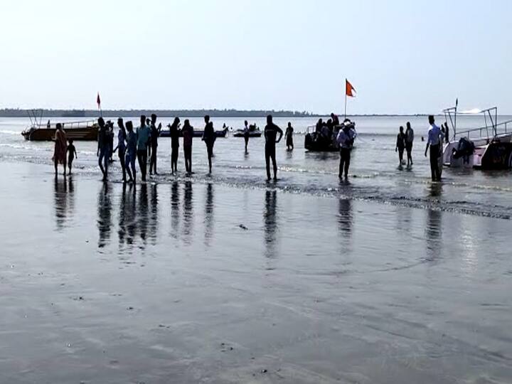 केळवे पर्यटन स्थळी असलेला  उथळ, सपाट समुद्रकिनारा आणि याच समुद्रकिनाऱ्यालगत असलेल घनदाट जंगल यामुळे येथील निसर्गरम्य परिसर पर्यटकांना भुरळ घालतोय.