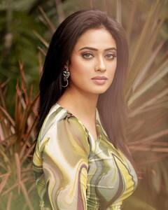 Shweta Tiwari के ग्लैमरस लुक ने उड़ाए फैंस के होश, तस्वीरों में 'अपराजिता' का लुक कर देगा आपको मदहोश