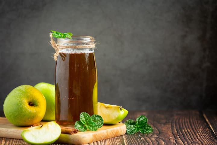 এক চামচ অ্যাপেল সিডার ভিনেগার, হাফ চামচ হলুদ, সামান্য আদা কুচি, লেবু, সামান্য গোলমরিচ, তিন চার কোয়া রসুন জল দিয়ে ফুটাতে দিন। জল ফুটে উঠলে আস্তে আস্তে মিশ্রণটা চুমুক দিয়ে খান। এতে মধুও দিতে পারেন। এই মিশ্রণটি নিয়মিত খেলে সাইনাসের ব্যথা অনেকটা নিয়ন্ত্রণে থাকে।