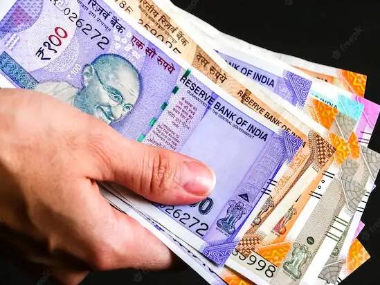 SCSS માં રોકાણ કરવા પર તમને વાર્ષિક 7.6% નો વ્યાજ દર મળે છે. તે તમને ફુગાવામાં મજબૂત વળતર આપવામાં મદદ કરે છે. તમે આ સ્કીમમાં 5 વર્ષ માટે પૈસા રોકી શકો છો.
