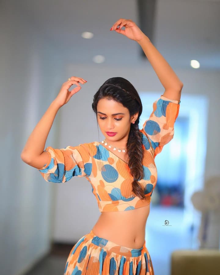 బిగ్ బాస్ బోల్డ్ బ్యూటీగా పేరు తెచ్చుకున్న అరియానా తెగ ఫోటో షూట్స్ చేస్తూ బిజీగా ఉంటోంది. Image Credit: Ariyana Glory/Instagram