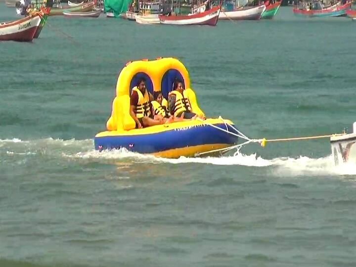 सलग सुट्टीचा आनंद, मौज मज्जा करण्यासाठी मोठ्या संख्येने पर्यटक  कोकणात दाखल झाले आहेत.