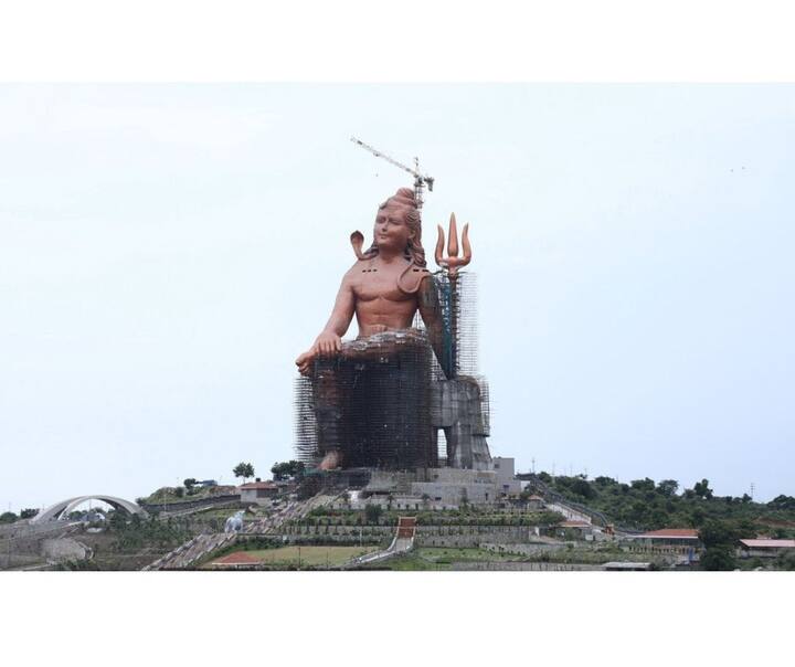 या भव्य मूर्तीमध्ये लिफ्ट, जिने, हॉल बांधण्यात आला आहे. या मूर्तीचे काम पूर्ण होण्यासाठी 10 वर्षे लागली. यासाठी 3000 टन स्टील आणि लोखंड तसेच 2.5 लाख घन टन काँक्रीट आणि वाळू वापरण्यात आली आहे.