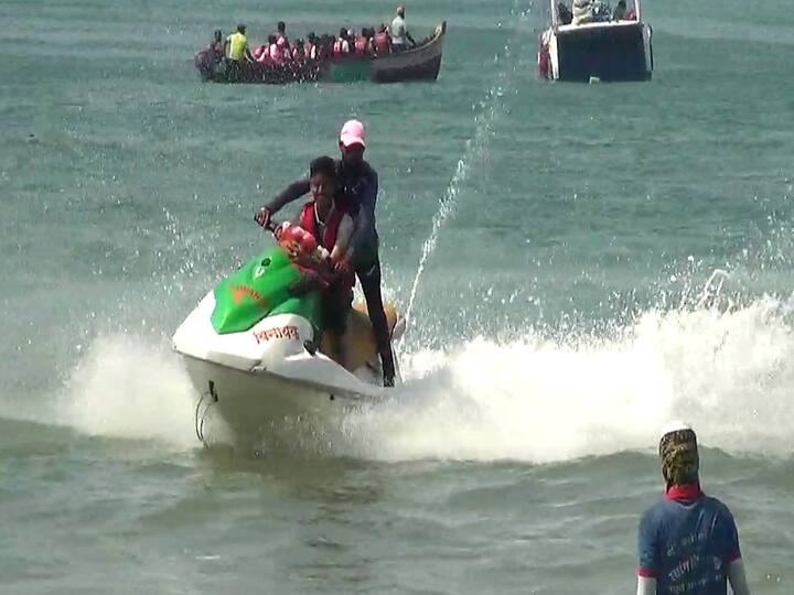 सलग सुट्ट्यांमुळे पर्यटकांची रीघ कोकणातील समुद्र किनाऱ्यावर आहे.