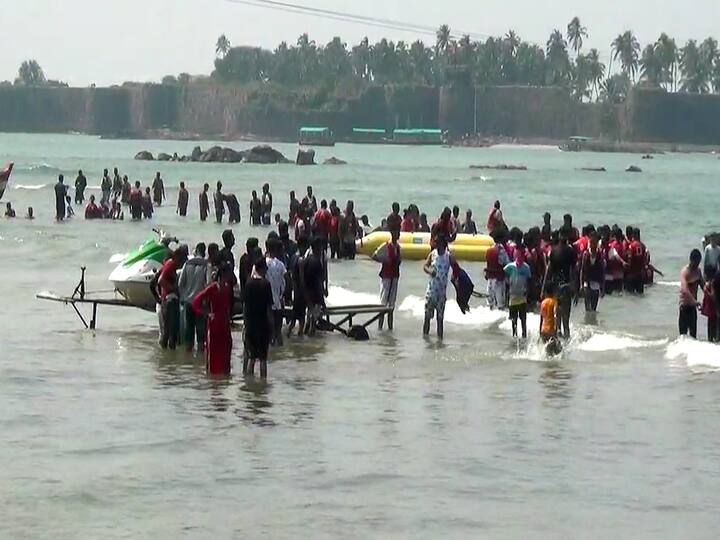 कोकणातील समुद्र किनारे, गणपतीपुळे अशा ठिकाणांना पर्यटकांची पसंती आहे. त्यामुळे सलगच्या सुट्ट्यांचा आनंद लुटण्यासाठी नियोजन करत पर्यटक फिरत आहेत. यात समुद्र किनारे, किल्ले, मंदिर अशा ठिकाणी पर्यटकांचा ओघ आहे. त्यामुळे कोकणातील समुद्र किनारे पर्यटकांनी फुलले आहेत.