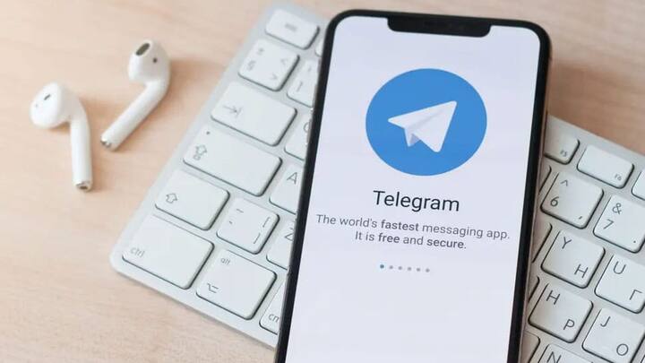 Telegram: टेलीग्राम से तो वॉट्सएप का डायरेक्ट कॉम्पिटिशन है. टेलीग्राम भी iOS और एंड्रॉयड, दोनों तरह के ऑपरेटिंग सिस्टम्स पर काम कर सकता है. इस समय टेलीग्राम के 500 मिलियन से ज्यादा यूजर्स हैं. इसमें वॉट्सएप के सभी फीचर्स और साथ में कई दूसरे फीचर्स भी मिलते हैं.