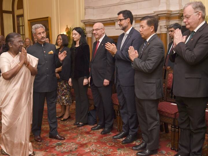 राष्ट्रपति मुर्मू से मिलने पहुंचे शिष्टमंडल में घाना की विदेश मंत्री शर्ली अयोरकोर बोशवे, यूएई के अंतरराष्ट्रीय सहयोग मामलों के राज्य मंत्री रीम इब्राहिम अल हाशिमी और अल्बानिया के विदेश उपमंत्री मेगी फिनो शामिल थे.