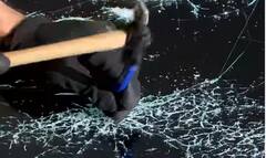 Viral Video: ਸ਼ੀਸ਼ੇ 'ਤੇ ਹਥੌੜਾ ਮਾਰ ਕੇ ਬਣਾਈ ਅਜਿਹੀ ਤਸਵੀਰ, ਯਕੀਨ ਕਰਨਾ ਔਖਾ!