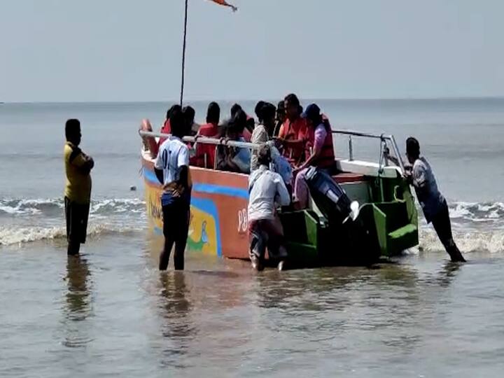 दिवाळीच्या सुट्ट्या आणि त्यातच आलेला वीकेंड यामुळे पालघर मधील केळवे पर्यटन स्थळावर पर्यटकांची मोठी गर्दी पाहायला मिळत आहे.