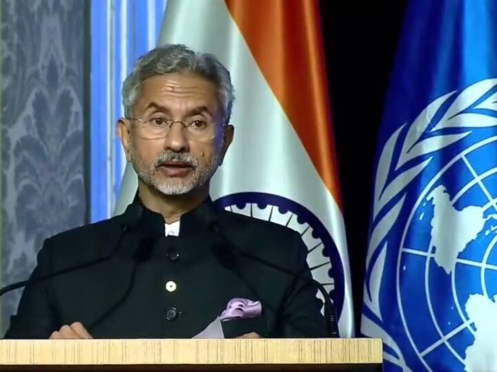 डॉ. एस जयशंकर ने कार्यक्रम को संबोधित करते हुए कहा कि जिस जगह पर 26/11 हमला हुआ था, उस जगह पर यूएनएससी की आतंकवाद-रोधी समिति का एक साथ आना काफी महत्वपूर्ण है. उन्होंने कहा, हमने 26/11 हमले के मास्टरमाइंड और अपराधियों को कटघरे में खड़ा करने का प्रयास किया है, लेकिन यह कार्य अभी अधूरा है.