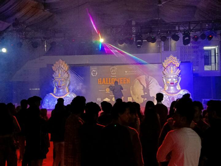 'लीडर्स क्लब'च्या वतीने दोन दिवसीय 'हॅलोविन मार्कर्स फेअर 2.0'चे आयोजन सीताबर्डी येथील अमृतभवन येथे करण्यात आले आहे. या ठिकाणी कोरिअन गाण्यांचे प्रकार असलेल्या 'K-POP'च्या चाहत्यांसाठी शहरातील युवा कलाकार परफॉर्म करत आहेत.