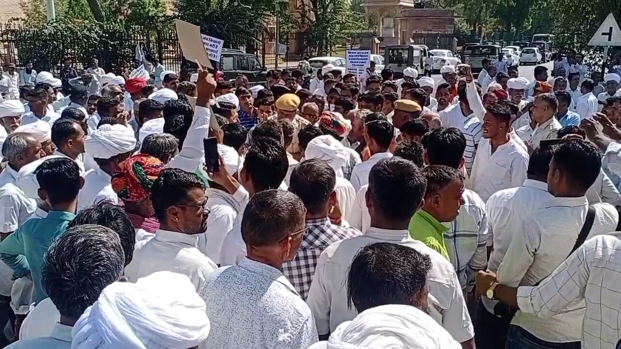 Jodhpur News: फसल बीमा के बकाया की मांग को लेकर सड़कों पर उतरे किसान, प्रशासन पर लगाया ये आरोप
