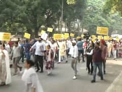 AAP Protests Outside Delhi LG's Residence For Not Approving 'Red Light On, Gaadi Off' Campaign