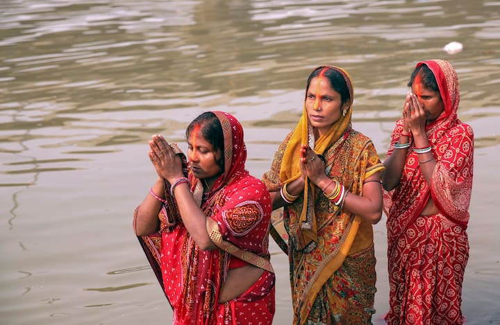 পারিবারিক সুখ সমৃদ্ধি ও বাড়ির ছোটদের মঙ্গলকামনায় ছটের পুজো হয়। এই পুজোর নৈবেদ্য হিসেবে দেওয়া হয়,  কলা, ফল, ক্ষীর, গুড়, মিষ্টি, ঠেকুয়া ইত্যাদি।