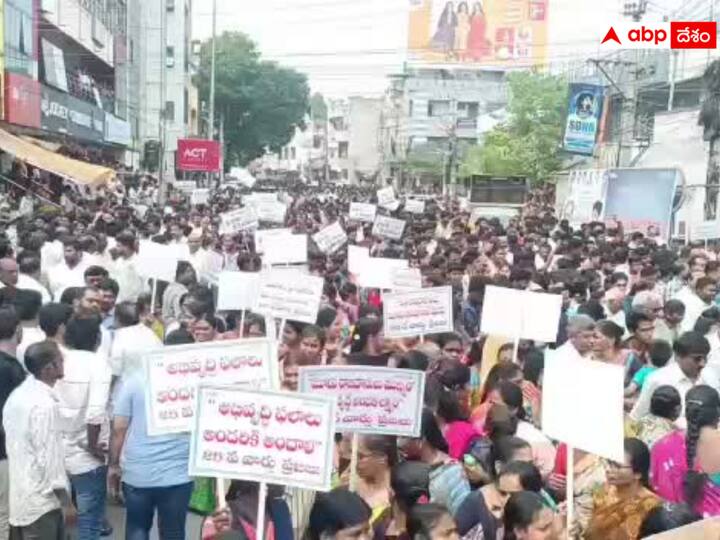 Tirupati MLA Bhumana Karunakar Reddy took out a massive rally in support of the three capitals to bring the judicial capital to Rayalaseema. సీమ ప్రజలకు చంద్రబాబు అన్యాయం- న్యాయరాజధానికి మద్దతుగా భూమన ర్యాలీ
