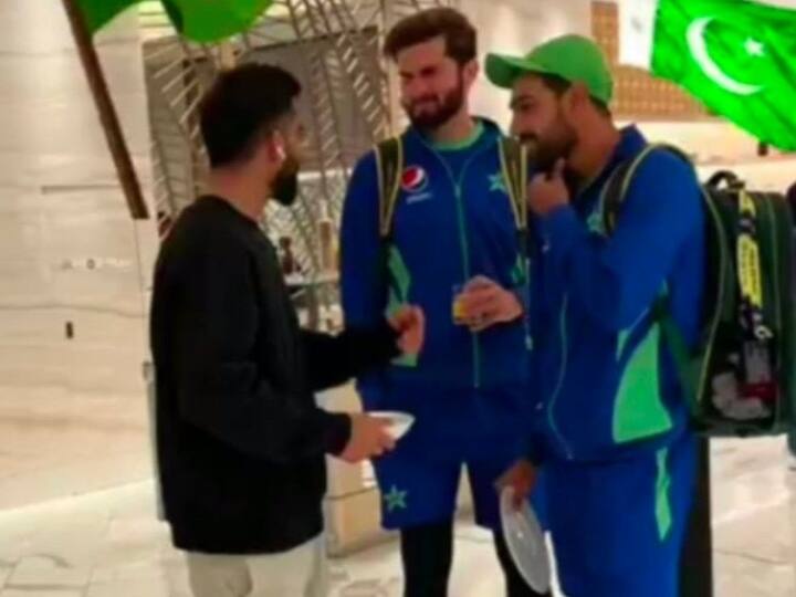 T20 World Cup Virat Kohli Meets Pakistani Players before clash with South Africa IND vs SA: दक्षिण अफ्रीका के खिलाफ मैच से पहले पाकिस्तानी खिलाड़ियों से मिले विराट कोहली, फोटो वायरल