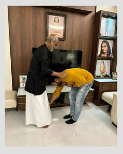Rishab Shetty Meets Rajinikanth : రజనీకాంత్ పాదాలకు నమస్కరించిన రిషబ్ - ఒక్కసారి అభినందిస్తే వందసార్లు