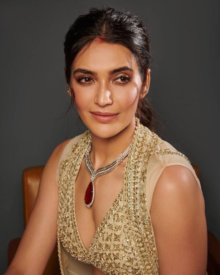 ती दररोज तिचे फोटो शेअर करून चाहत्यांचे लक्ष वेधून घेते. आता पुन्हा एकदा अभिनेत्रीने ग्लॅमरस लूक दाखवला आहे.(फोटो सौजन्य :karishmaktanna/इंस्टाग्राम)