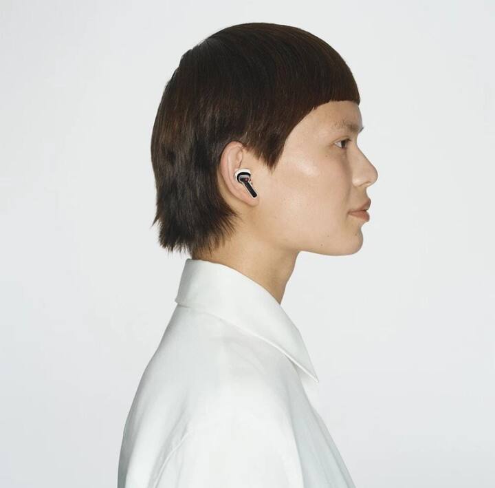 नथिंग इअर (स्टिक) 10 मिनिटांच्या चार्जिंगवर 2 तासांचा प्लेटाइम देते. वापरकर्त्यांना यात तीन हाय डेफिनिशन माइक मिळतात, जे विंड और क्राउड प्रूफ आहेत.(फोटो सौजन्य : nothing website)