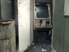 एटीएम मशीन लूटने की कोशिश नाकाम, गैस कटर से भी नहीं कटी रैक, सुरक्षित बच गया 20 लाख कैश