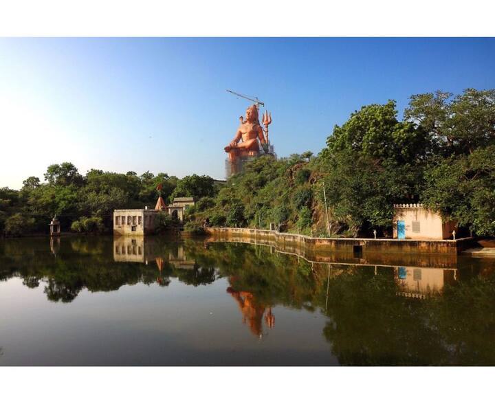 संत कृपा सनातन संस्थान द्वारे या भगवान शंकराची ही मूर्ती तयार करण्यात आली आहे. या भव्य शिवमूर्तीचं बांधकाम ऑस्ट्रेलियन आणि अमेरिकन कंपनीने मिळून केलं आहे.