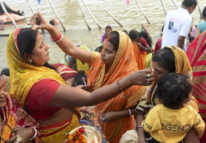 অস্তগামী সূর্যকে ষষ্ঠীর দিন পুজো করা হয়। সেদিন নৈবেদ্য হিসেবে দুধ অর্পণ করা হয়। ব্রতের শেষদিন অর্থাৎ সপ্তমী তিথিতে ফের  জলাশয়ে গিয়ে উদীয়মান সূর্যকে বন্দনা করা হয়।