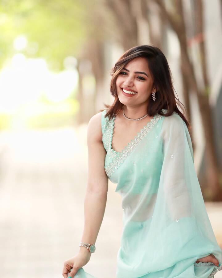 సోషల్ మీడియాలో యాక్టివ్ గా ఉంటూ ఎప్పటికప్పుడు తన ఫోటోలను నెట్టింట్లో షేర్ చేస్తున్నది. Photo Credit: Siri Hanumanthu/Instagram