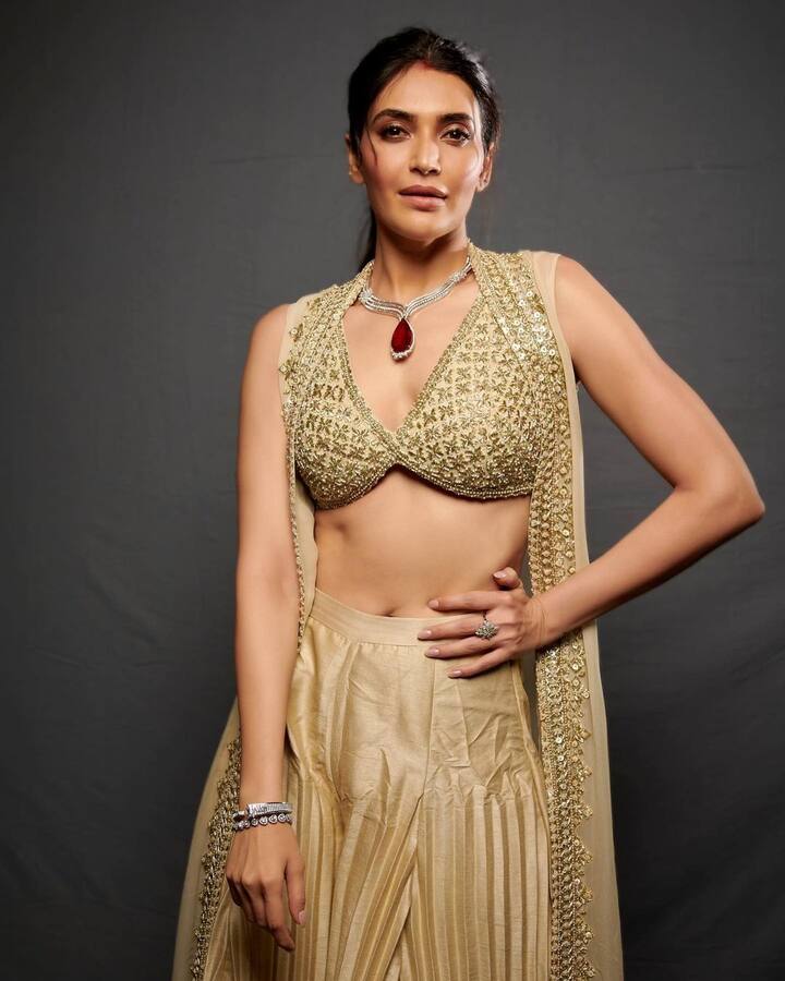 प्रोजेक्ट्स व्यतिरिक्त करिश्माने नेहमीच तिच्या बोल्ड लूकने लोकांचे लक्ष वेधून घेतले आहे. दुसरीकडे, करिश्मा तिच्या चाहत्यांशी कनेक्ट राहण्यासाठी सोशल मीडियावर खूप सक्रिय आहे. (फोटो सौजन्य :karishmaktanna/इंस्टाग्राम)