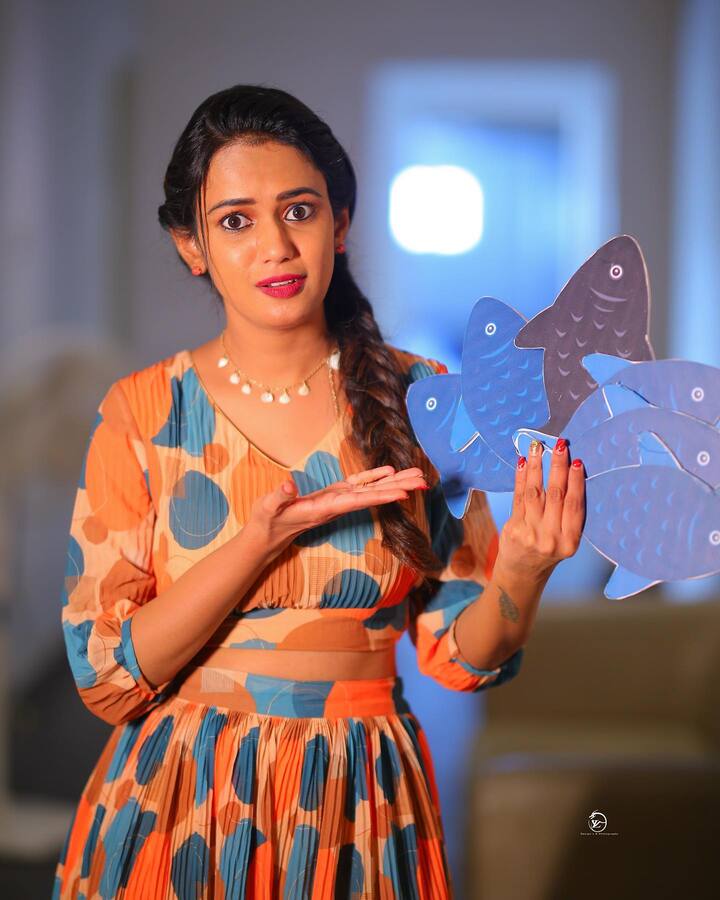 ఇప్పటికీ బిగ్ బాస్ దత్త పుత్రికగా కొనసాగుతూనే ఉంది. బీబీ కేఫ్ కి యాంకరింగ్ చేస్తుంది.  Image Credit: Ariyana Glory/Instagram