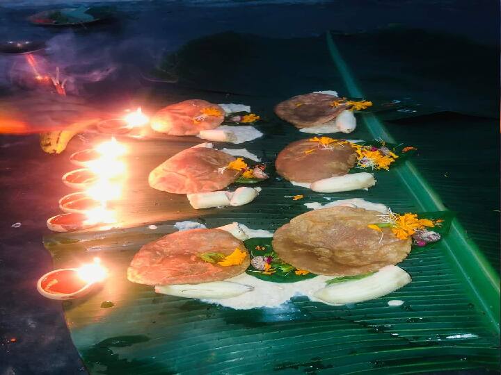 Happy Kharna 2022: बिहार में छठ पूजा की धूम है. आज शनिवार को छठ का दूसरा दिन खरना था. छठी मैया को गुड़ की खीर, रोटी और केला प्रसाद में चढ़ाया गया. इस दौरान कई जगह से खरना की तस्वीरें सामने आईं हैं.