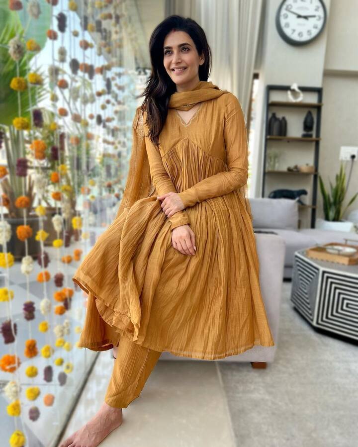 करिश्माने तिच्या उत्कृष्ट अभिनयाने इंडस्ट्रीत स्वत:ला सिद्ध केले आहे.(फोटो सौजन्य :karishmaktanna/इंस्टाग्राम)