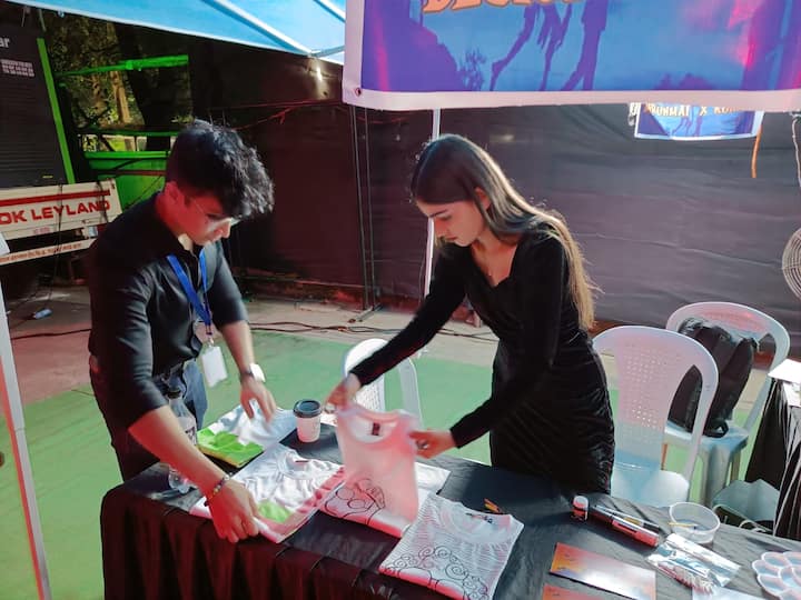 या कार्यक्रमात शहरातील शिक्षण घेणाऱ्या विद्यार्थ्यांनी सुरु केलेल्या विविध स्टार्टअपचे स्टॉल्सही लावण्यात आले आहेत. प्रॉडक्ट डिझायनिंग तृतीय वर्षात शिकणाऱ्या मृणमयी देशपांडे हिने डिझाईन ड्यूओ नावाने येथे स्टॉल लावला असून येथे मृणमयी आय-फेस पेंटिंग, टीशर्ट पेटिंग करुन देत आहे.