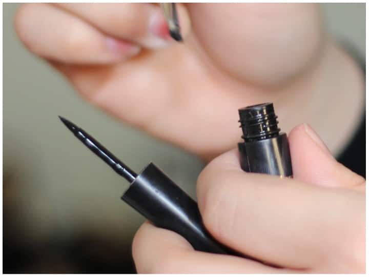 Use these special tips to put eyeliner it won’t spoil your make-up Make-Up Tips: आईलाइनर लगाने के लिए अपनाएं ये स्पेशल टिप्स, नहीं होगा मेकअप खराब