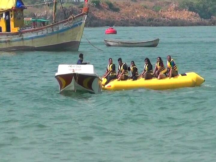 कोकणच्या पर्यटनाची राजधानी म्हणून ओळख असलेल्या मालवणमध्ये पर्यटक मोठ्या संख्येने दाखल झाले आहेत.