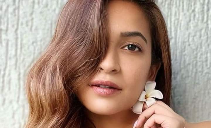 ফিটনেস নিয়ে অত্যন্ত সচেতন কৃতী। শরীরচর্চার ছবি ও ভিডিও নিয়মিত পোস্ট করেন সোশ্যাল মিডিয়ায়। এ ছাড়াও পোল ডান্সেও দক্ষ তিনি।