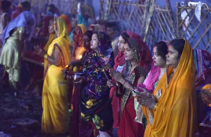 ছট পুজোয় শুধু স্ত্রীরা নন, পুরুষরাও অংশ নেন। উপবাস ও প্রার্থনাই এই পুজোর মূল । সেই সঙ্গে উদ্দীপনা বজায় রাখতে গান-বাজনাও উৎসবের অঙ্গ হয়ে গিয়েছে।