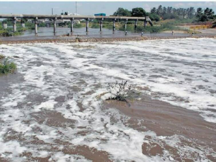 In Karur district, the flow of water in Cauvery falls to 20,000 cubic feet. கரூர் மாவட்டத்தில் காவிரியில் தண்ணீர் வரத்து 20,000 கன அடியாக சரிவு